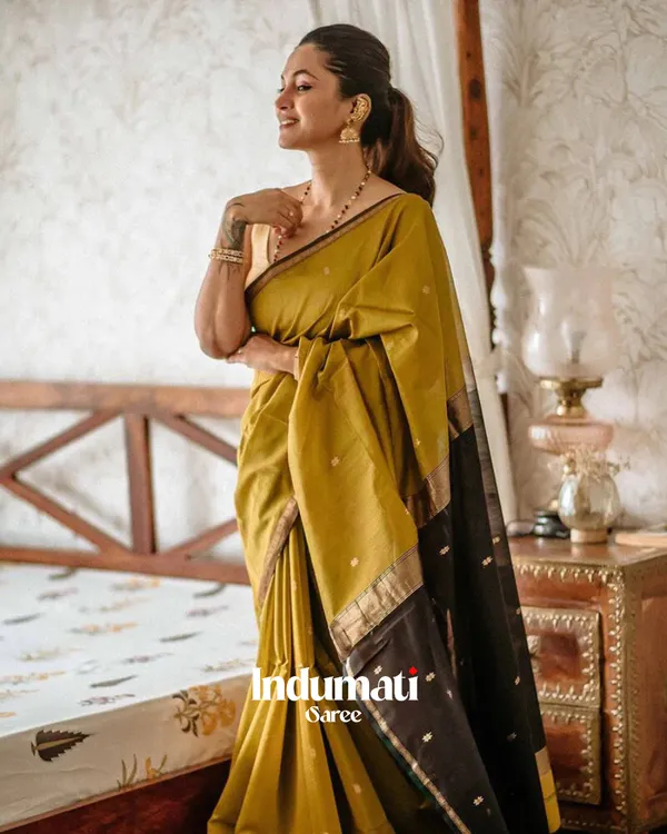 Mustard_Yellow_And_Black_Premium_Cotton_Silk_Saree_With_Classy_Blouse_and_tassels
