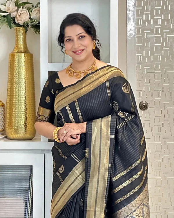 Black_Color_Viral_Pick_Soft_Banarasi_Silk_Saree_with_Classy_Bloue_Piece