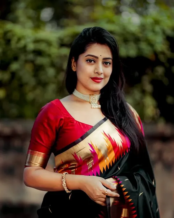 Black_Color_Most_Wanted_Soft_Banarasi_Silk_Saree_with_Classy_Bloue_Piece