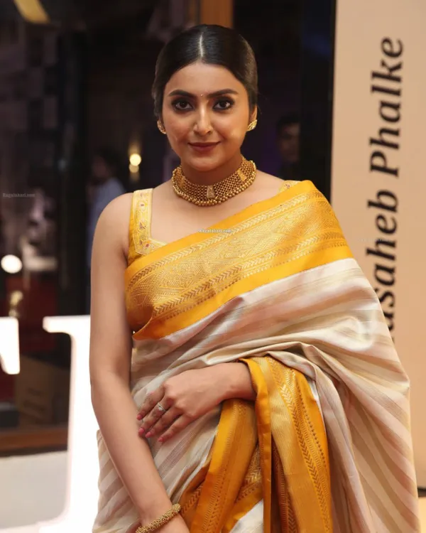 Cream_And_Yellow_Color_Recently_Added_Soft_Banarasi_Silk_Saree_with_Classy_Bloue_Piece