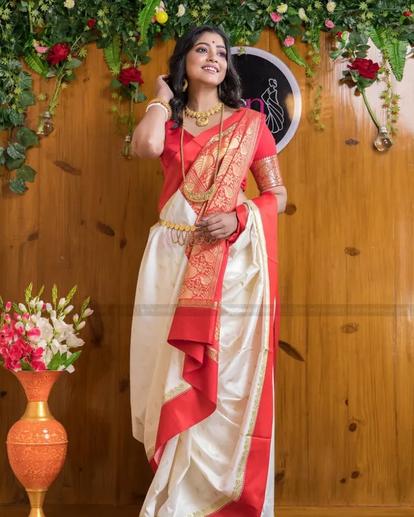White_Color_Customer_Favorite_Soft_Banarasi_Silk_Saree_with_Classy_Bloue_Piece