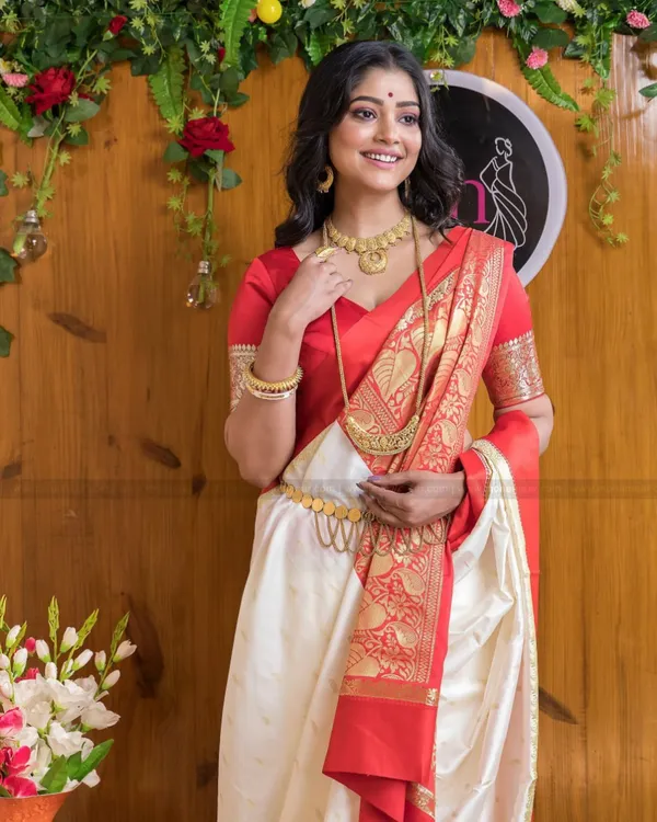 White_Color_Customer_Favorite_Soft_Banarasi_Silk_Saree_with_Classy_Bloue_Piece