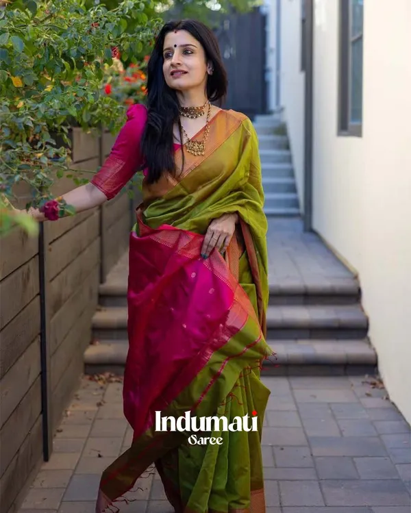 Parrot_Color_Premium_Cotton_Silk_Saree_With_Classy_Blouse_and_tassels