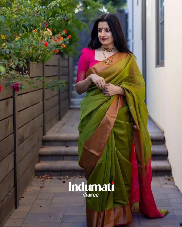 Parrot_Color_Premium_Cotton_Silk_Saree_With_Classy_Blouse_and_tassels
