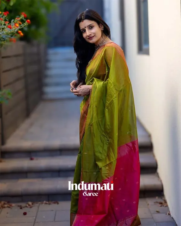 Parrot_Color_Premium_Cotton_Silk_Saree_With_Classy_Blouse_and_tassels