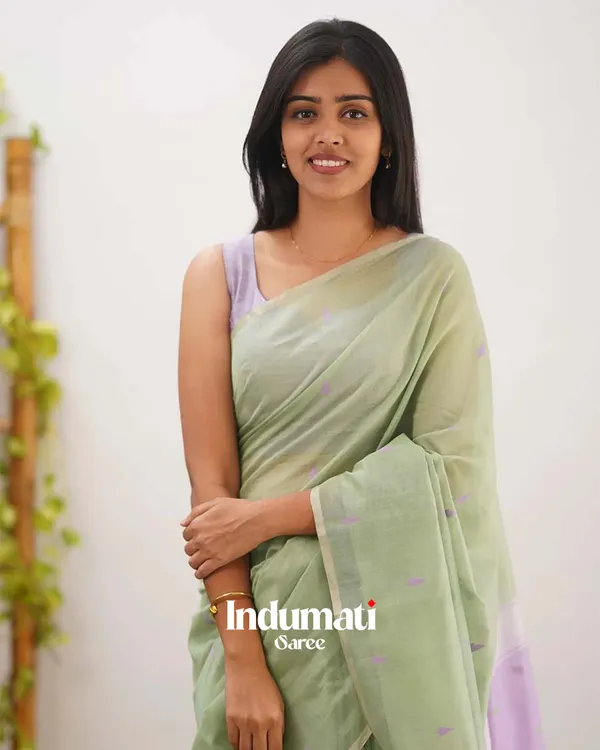 Green_Color_Cotton_Silk_Saree_with_Calssy_Blouse_and_tassels