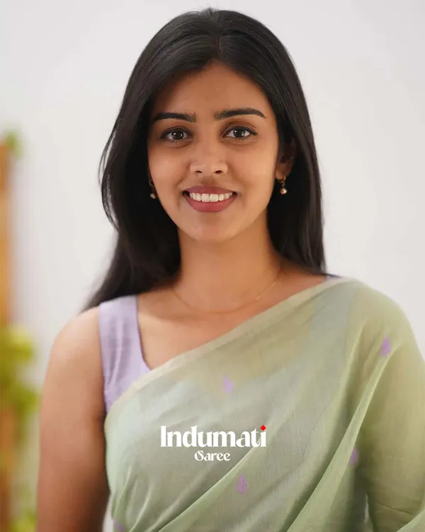 Green_Color_Cotton_Silk_Saree_with_Calssy_Blouse_and_tassels
