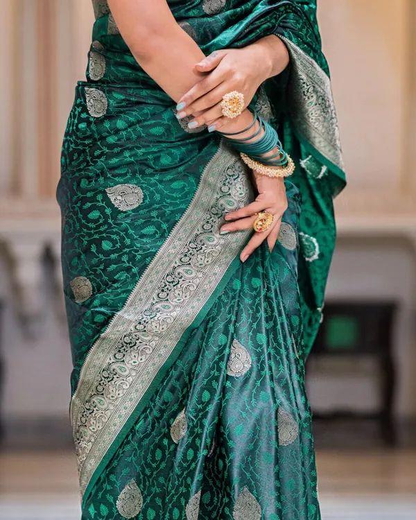 Green_Color_Viral_Pick_Soft_Banarasi_Silk_Saree_with_Classy_Bloue_Piece