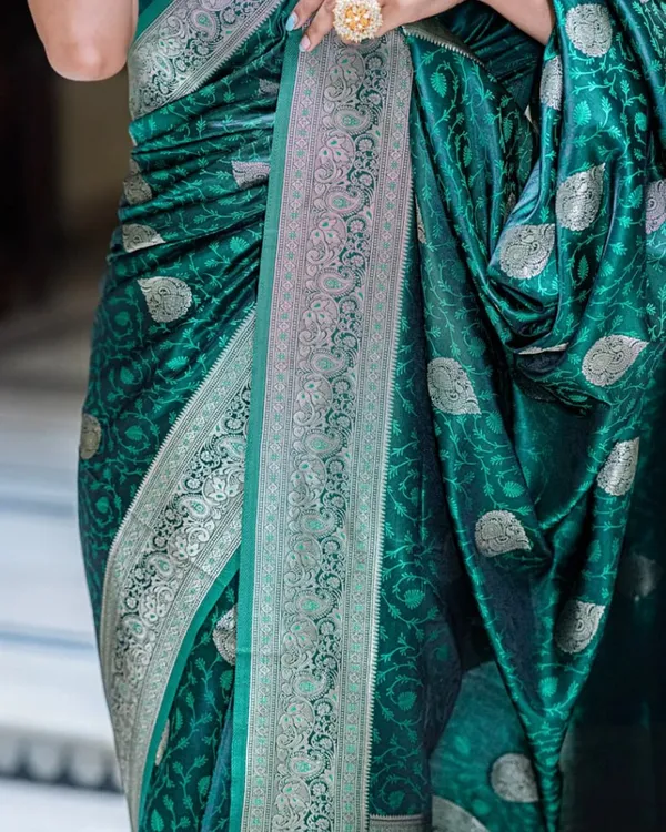 Green_Color_Viral_Pick_Soft_Banarasi_Silk_Saree_with_Classy_Bloue_Piece