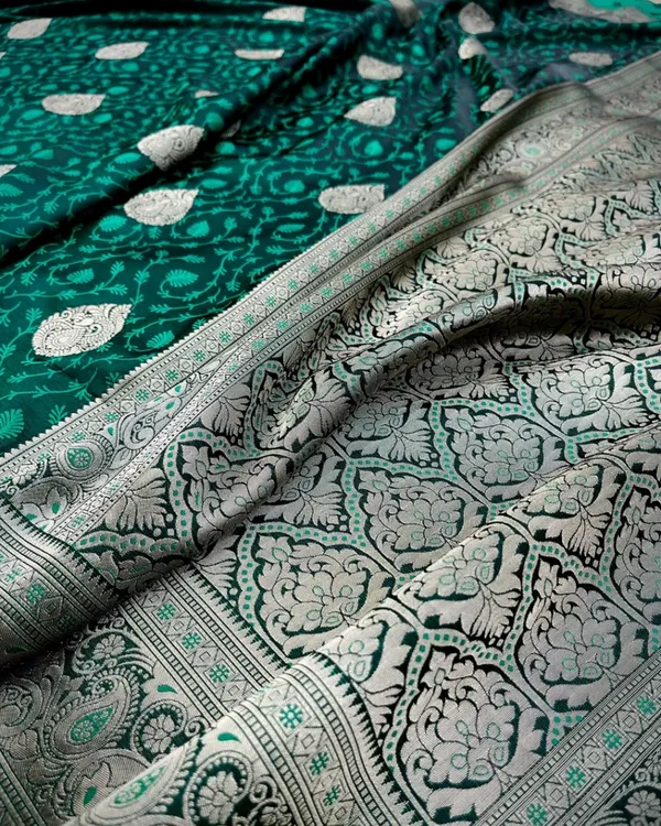 Green_Color_Viral_Pick_Soft_Banarasi_Silk_Saree_with_Classy_Bloue_Piece