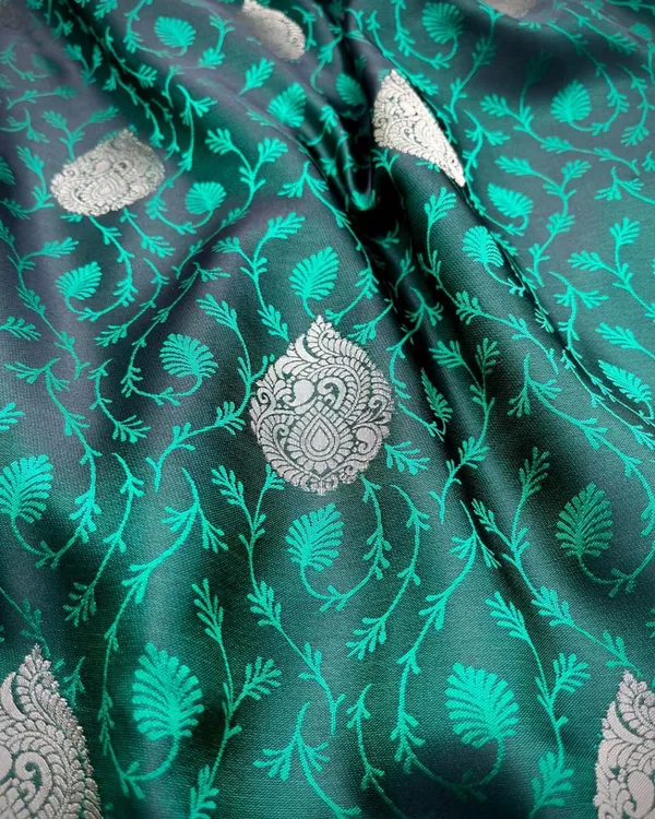 Green_Color_Viral_Pick_Soft_Banarasi_Silk_Saree_with_Classy_Bloue_Piece