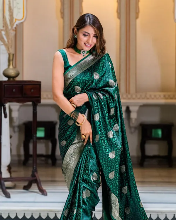 Green_Color_Viral_Pick_Soft_Banarasi_Silk_Saree_with_Classy_Bloue_Piece