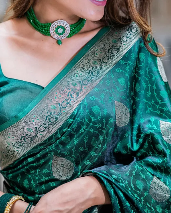 Green_Color_Viral_Pick_Soft_Banarasi_Silk_Saree_with_Classy_Bloue_Piece