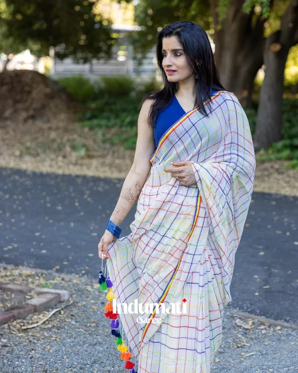 Shashi_Lehar_-_Moonlight_Checks_White_Linen_Saree_with_Square_Patterns_&_Border_with_Blouse_Piece
