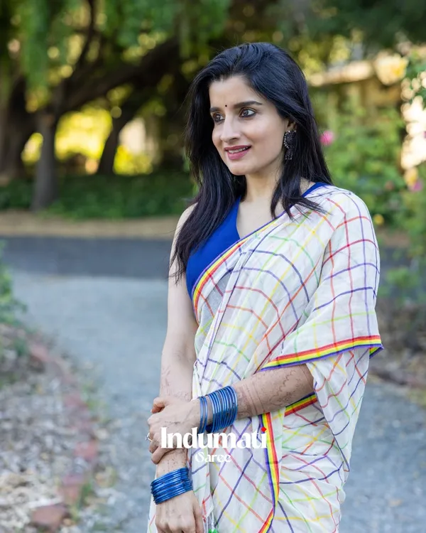 Shashi_Lehar_-_Moonlight_Checks_White_Linen_Saree_with_Square_Patterns_&_Border_with_Blouse_Piece