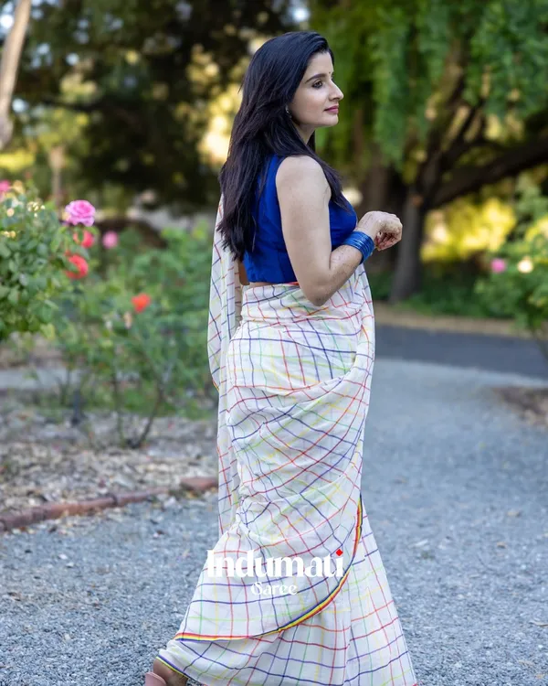 Shashi_Lehar_-_Moonlight_Checks_White_Linen_Saree_with_Square_Patterns_&_Border_with_Blouse_Piece