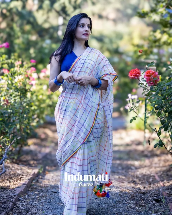Shashi_Lehar_-_Moonlight_Checks_White_Linen_Saree_with_Square_Patterns_&_Border_with_Blouse_Piece