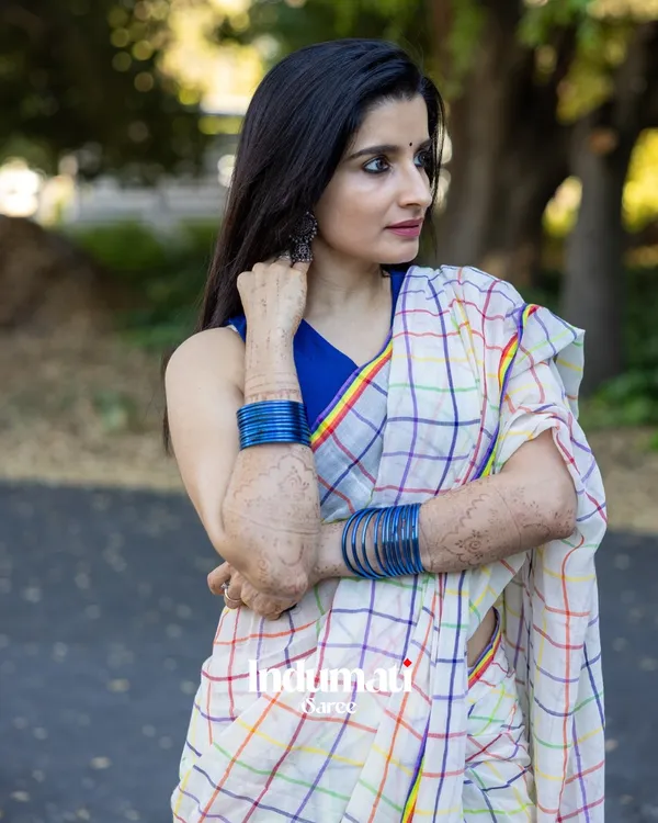 Shashi_Lehar_-_Moonlight_Checks_White_Linen_Saree_with_Square_Patterns_&_Border_with_Blouse_Piece