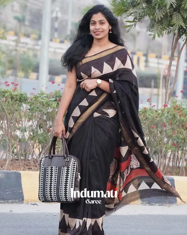 Shadow_Fringe_-_Black_Linen_Saree_with_Black_Blouse_&_Border_Accent