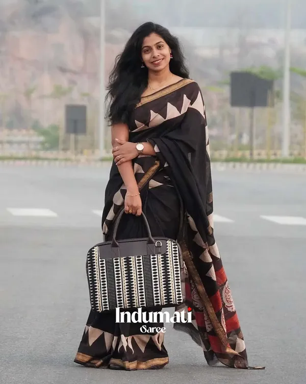 Shadow_Fringe_-_Black_Linen_Saree_with_Black_Blouse_&_Border_Accent