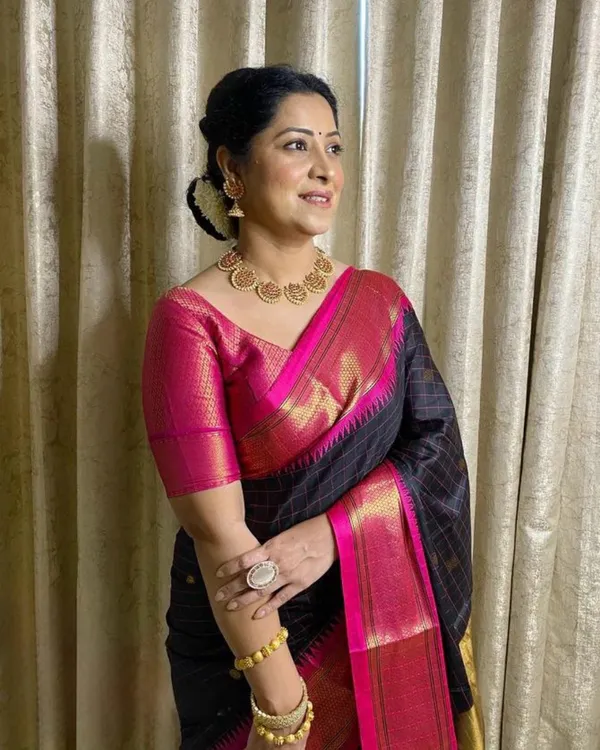 Black_Color_Curated_Quality_Soft_Banarasi_Silk_Saree_with_Classy_Bloue_Piece