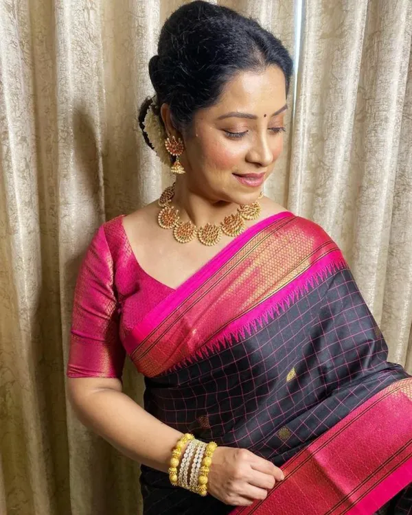 Black_Color_Curated_Quality_Soft_Banarasi_Silk_Saree_with_Classy_Bloue_Piece