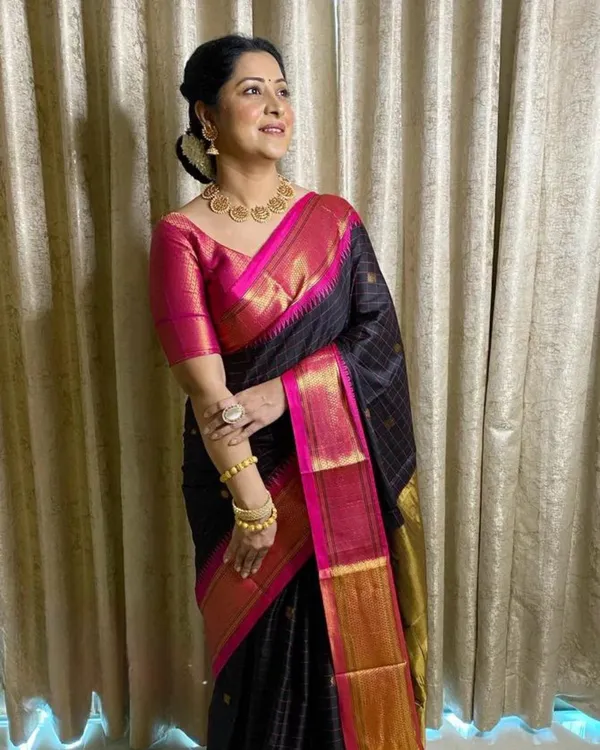 Black_Color_Curated_Quality_Soft_Banarasi_Silk_Saree_with_Classy_Bloue_Piece