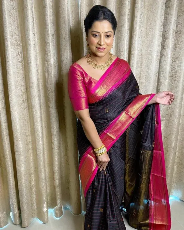 Black_Color_Curated_Quality_Soft_Banarasi_Silk_Saree_with_Classy_Bloue_Piece