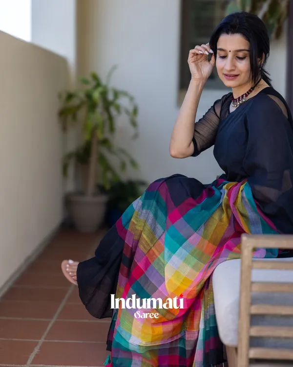 Rangoli_Sutra_-_Black_Linen_Saree_with_Colorful_Rainbow_Border_&_Blouse_Piece