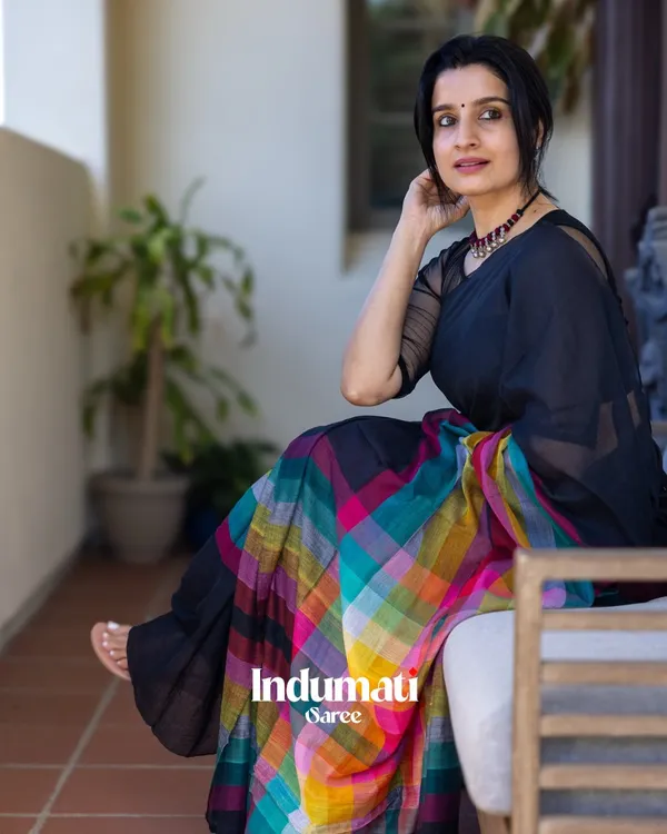 Rangoli_Sutra_-_Black_Linen_Saree_with_Colorful_Rainbow_Border_&_Blouse_Piece