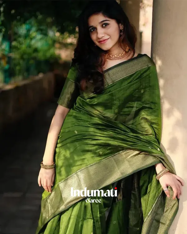 Green_Premium_Cotton_Silk_Saree_With_Classy_Blouse_and_tassels
