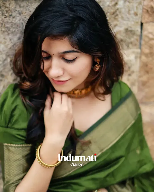 Green_Premium_Cotton_Silk_Saree_With_Classy_Blouse_and_tassels