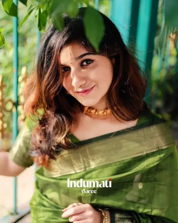 Green_Premium_Cotton_Silk_Saree_With_Classy_Blouse_and_tassels