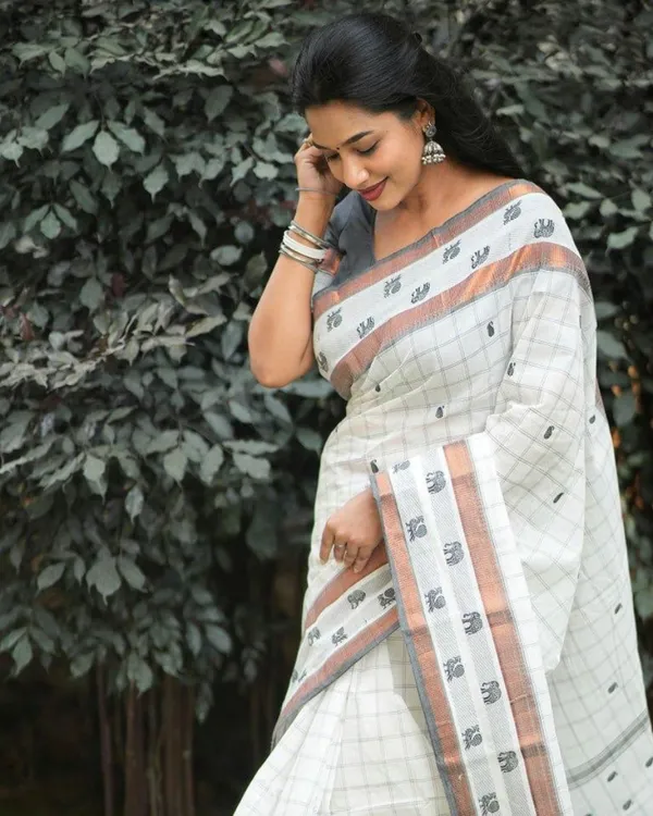 White_Color_Top_Tier_Soft_Banarasi_Silk_Saree_with_Classy_Bloue_Piece