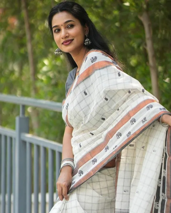 White_Color_Top_Tier_Soft_Banarasi_Silk_Saree_with_Classy_Bloue_Piece