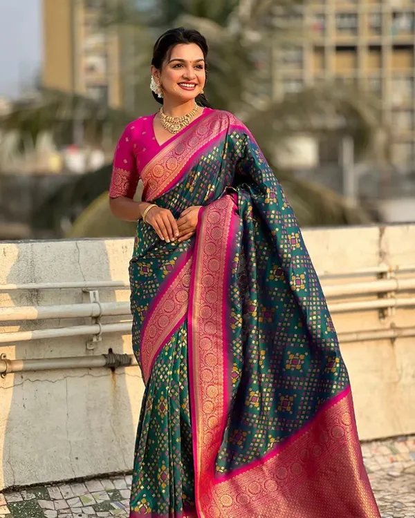 Green_And_Pink_Color_Signature_Line_Soft_Banarasi_Silk_Saree_with_Classy_Bloue_Piece