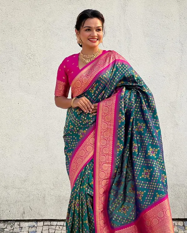 Green_And_Pink_Color_Signature_Line_Soft_Banarasi_Silk_Saree_with_Classy_Bloue_Piece