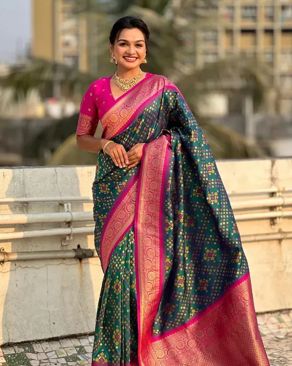 Green_And_Pink_Color_Signature_Line_Soft_Banarasi_Silk_Saree_with_Classy_Bloue_Piece