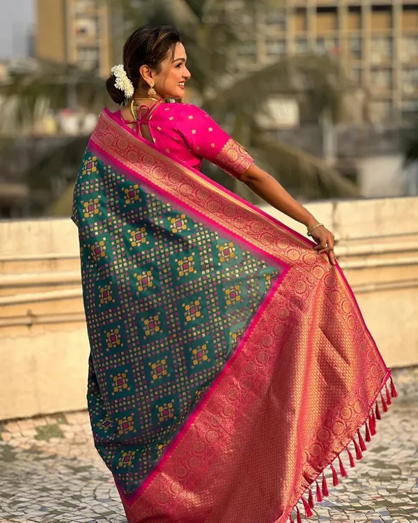 Green_And_Pink_Color_Signature_Line_Soft_Banarasi_Silk_Saree_with_Classy_Bloue_Piece