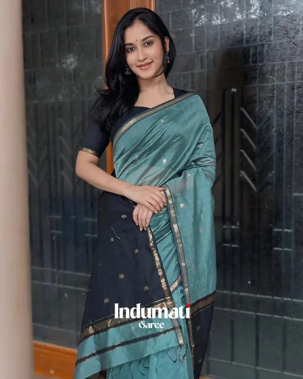Bottle_Green_And_Black_Premium_Cotton_Silk_Saree_With_Classy_Blouse_and_tassels