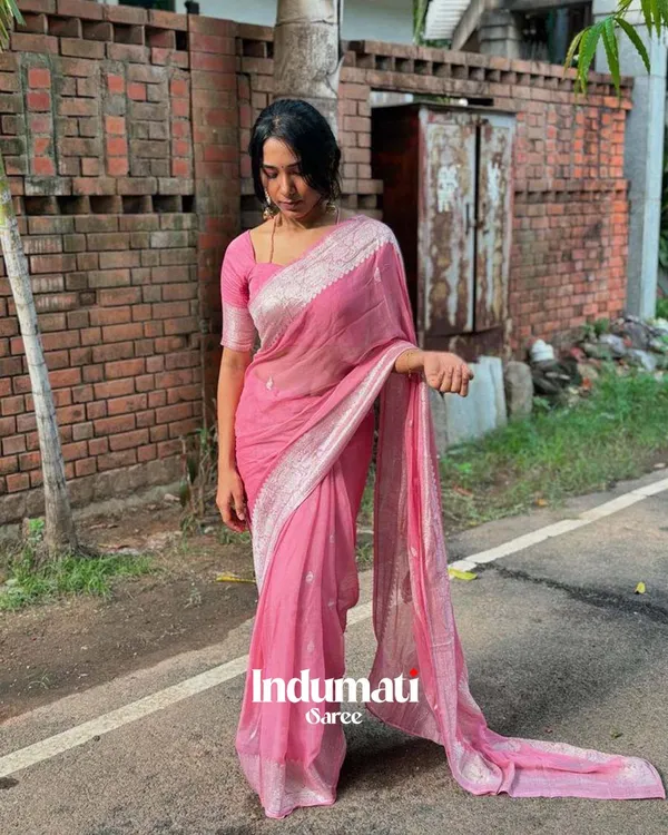 Pink_Color_Premium_Cotton_Silk_Saree_With_Classy_Blouse_and_tassels