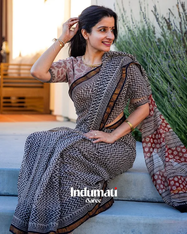 Raakh_Rekha_-_Grey_Linen_Saree_with_Lining_Work_&_Matching_Blouse