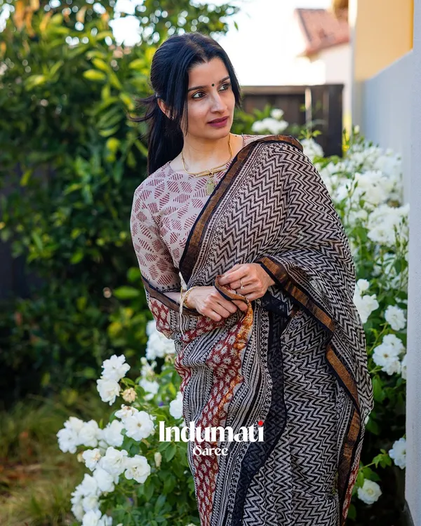 Raakh_Rekha_-_Grey_Linen_Saree_with_Lining_Work_&_Matching_Blouse
