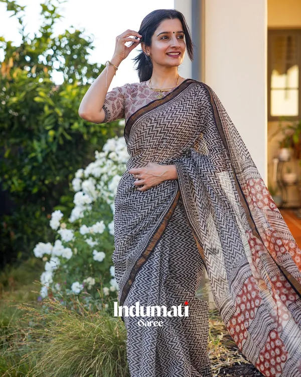 Raakh_Rekha_-_Grey_Linen_Saree_with_Lining_Work_&_Matching_Blouse