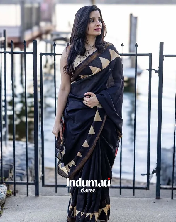 Noor-e-Kaala_-_Black_Color_Linen_Saree_with_Cream_Blouse_Piece