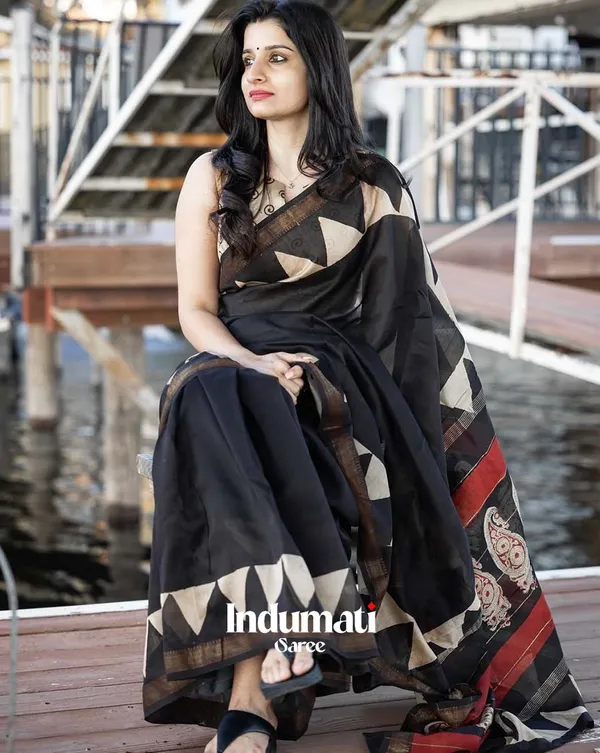 Noor-e-Kaala_-_Black_Color_Linen_Saree_with_Cream_Blouse_Piece