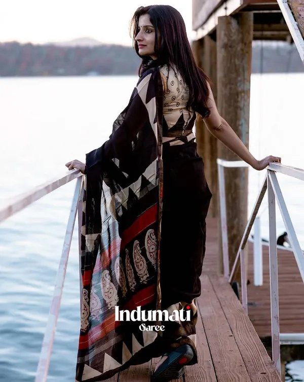 Noor-e-Kaala_-_Black_Color_Linen_Saree_with_Cream_Blouse_Piece