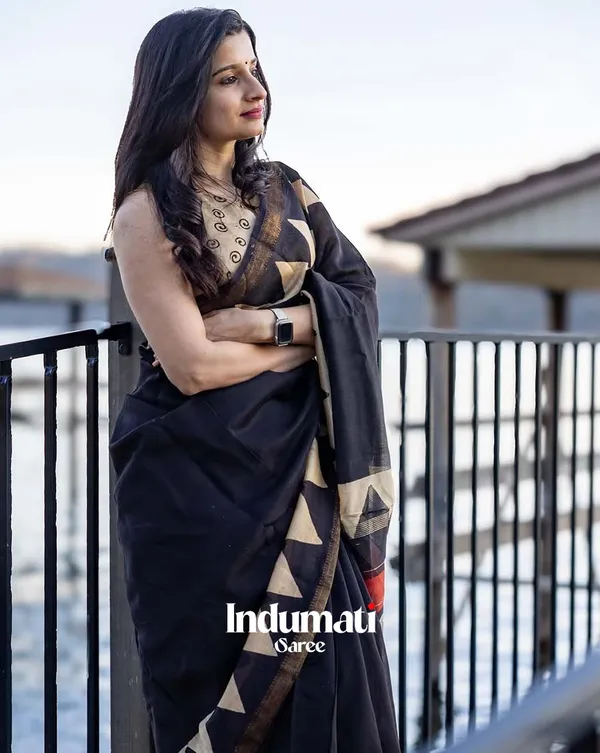 Noor-e-Kaala_-_Black_Color_Linen_Saree_with_Cream_Blouse_Piece