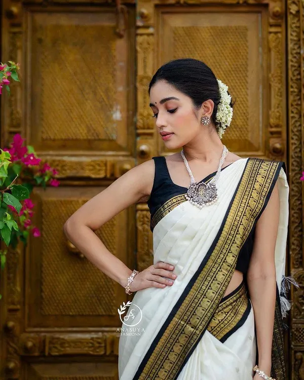 White_Color_Fresh_Arrival_Soft_Banarasi_Silk_Saree_with_Classy_Bloue_Piece
