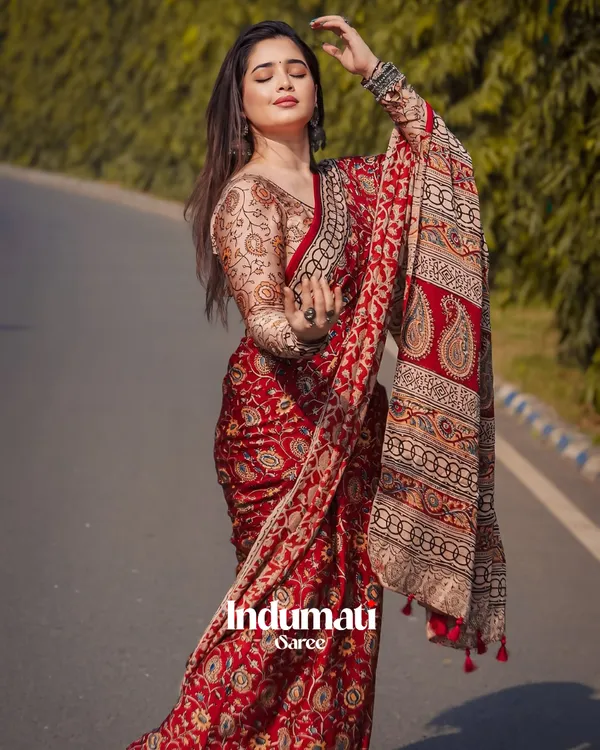 Moiety_Red_Color_Ajrakh_Printed_Model_Silk_Saree_with_Blouse_Piece